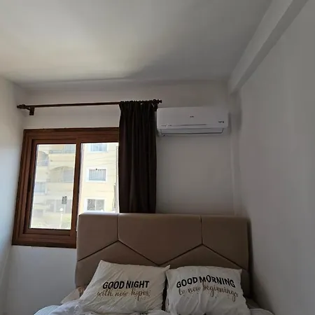 아파트 Cosy Flat Next To 키레니아